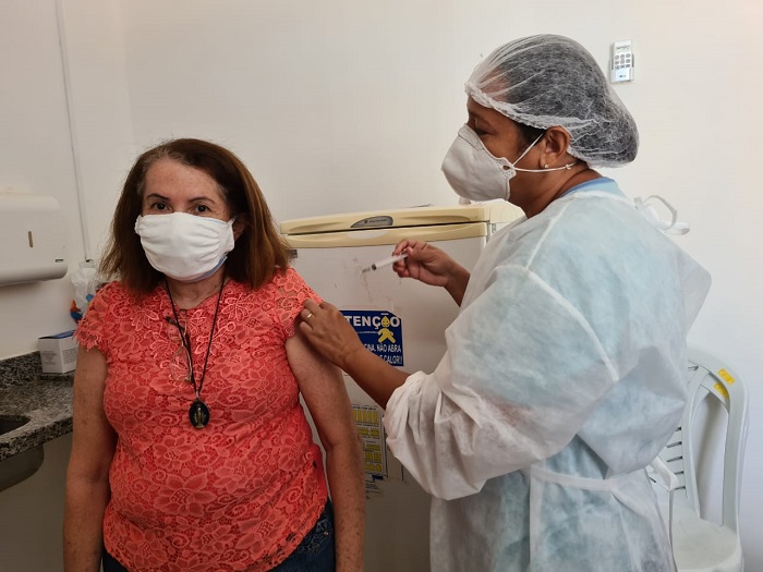 Secretaria de Saúde inicia vacinação dos trabalhadores da limpeza urbana e de pessoas de 59 a 58 anos 